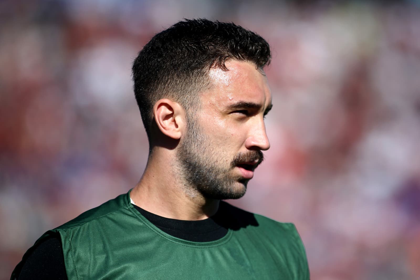 Léo Ortiz é um dos nomes que interessam ao Flamengo, porém clube tem dificuldade em fechar com o Bragantino pela forte alta dos valores; na foto, zagueiro aquece antes do confronto com o Athletico Paranaense pela Sul-Americana