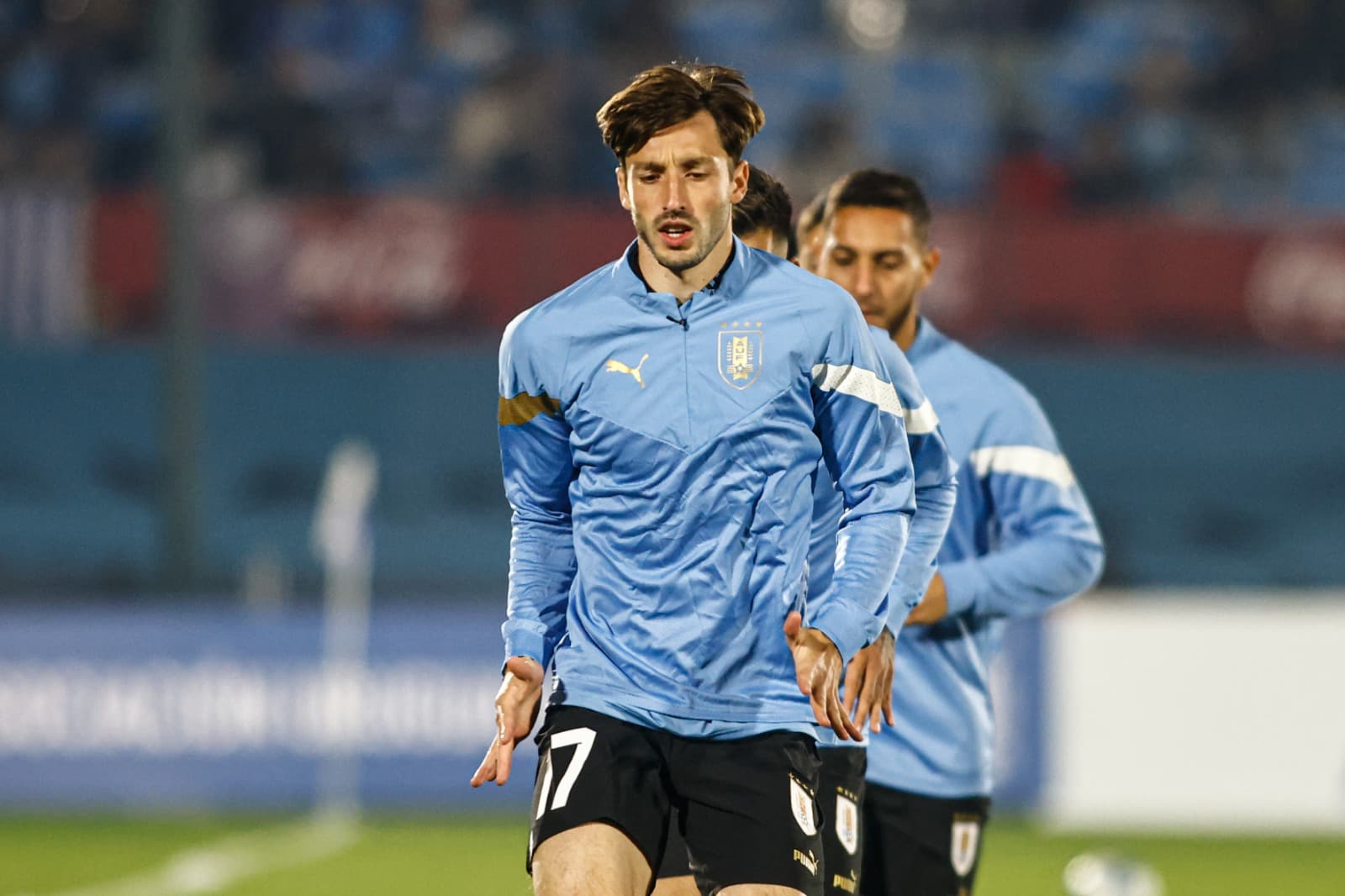 MONTEVIDÉU, URUGUAI - 14 DE JUNHO: Matias Viña do Uruguai se aquece antes do amistoso entre Uruguai e Nicarágua no Estádio Centenário em 14 de junho de 2023 em Montevidéu, Uruguai.