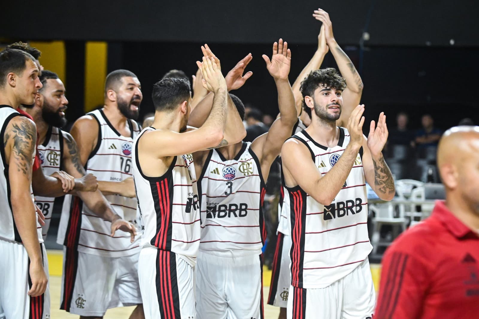 Jogadores do Flamengo aplaudem boa partida da equipe cumprimentando os torcedores
