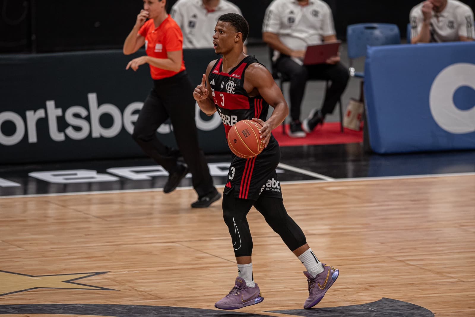 Nesta quinta (11), a bola sobe para Flamengo x Minas Tênis Clube, direto da Arena UniBH, em Belo Horizonte, veja onde assistir ao NBB