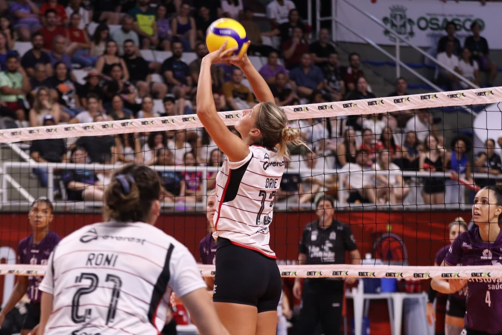 Sesc Flamengo e Praia Clube se enfrentam neste sábado (6) pela Superliga Feminina de Vôlei; veja onde assistir ao vivo