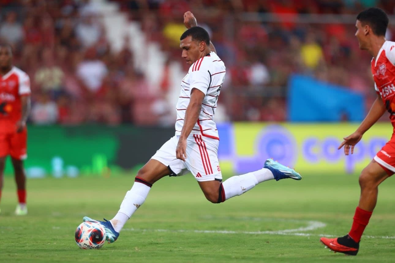 Athletico-PR tem negociações avançadas e Petterson está cada vez mais próximo de deixar o Flamengo em 2024