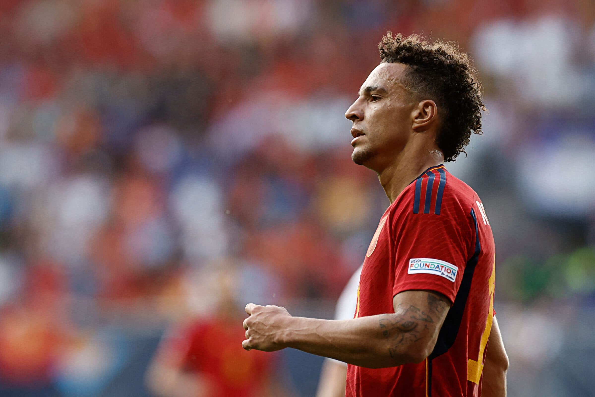 O meio-campista espanhol Rodrigo Moreno observa durante a partida de futebol da semifinal da Liga das Nações da UEFA entre Espanha e Itália, no Estádio De Grolsch Veste, em Enschede, em 15 de junho de 2023