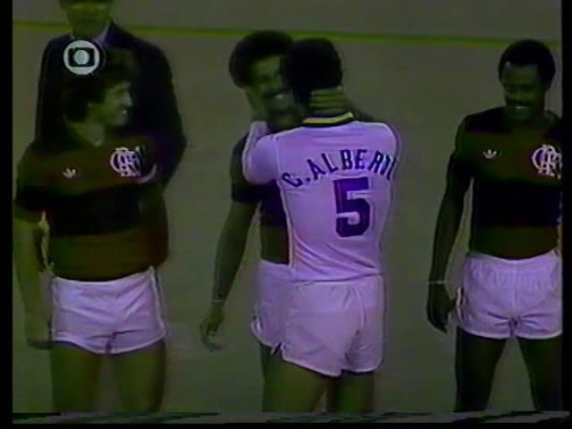 Carlos Alberto Torres cumprimenta Júnior com Zico ao lado