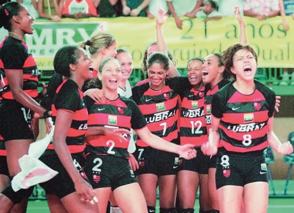 Time de vôlei do Flamengo, campeão brasileiro em 2001, comemora vitória