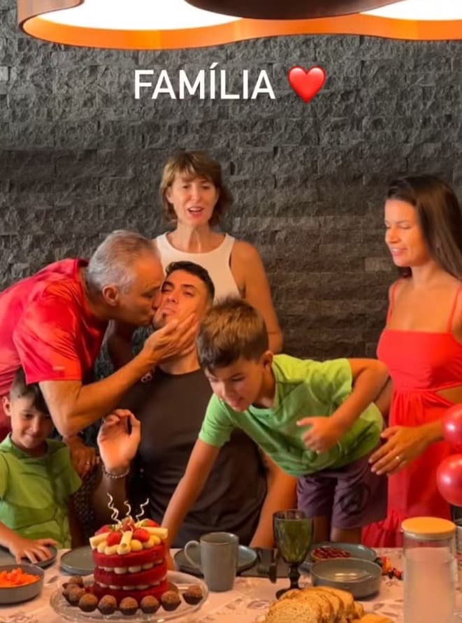Tite comemora aniversário do filho antes de se reapresentar no Flamengo