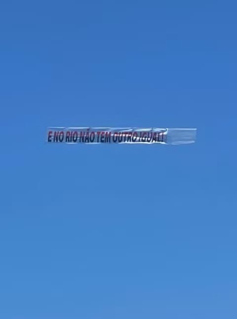 Faixa de torcedores do Flamengo provocando Fluminense "E no Rio não tem outro igual" em avião pelo Rio de Janeiro