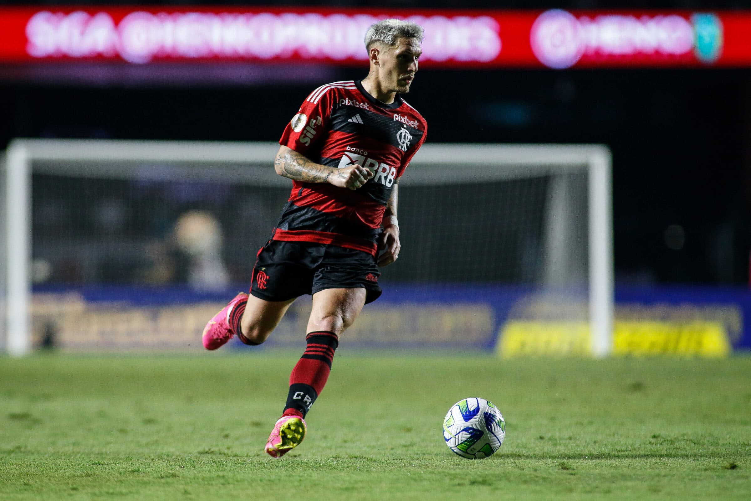 Varela em campo com a camisa do Flamengo