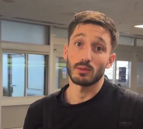 Matías Viña em desembarque antes de ser anunciado pelo Flamengo