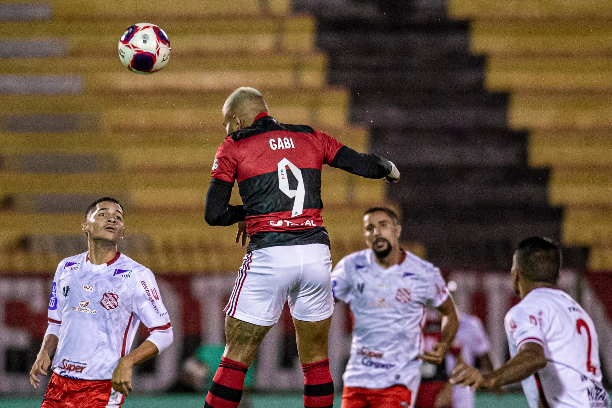 Gabigol sobe e cabeceia mais alto que todo mundo em um Flamengo x Bangu
