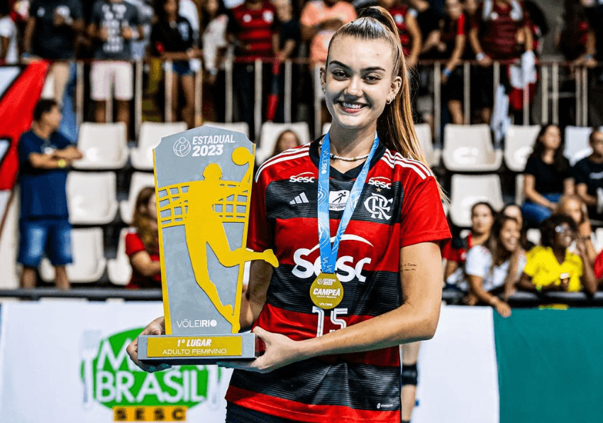 Helena Wenk em jogo do Sesc Flamengo na Superliga; Promessa do vôlei nacional concedeu entrevista exclusiva ao MRN