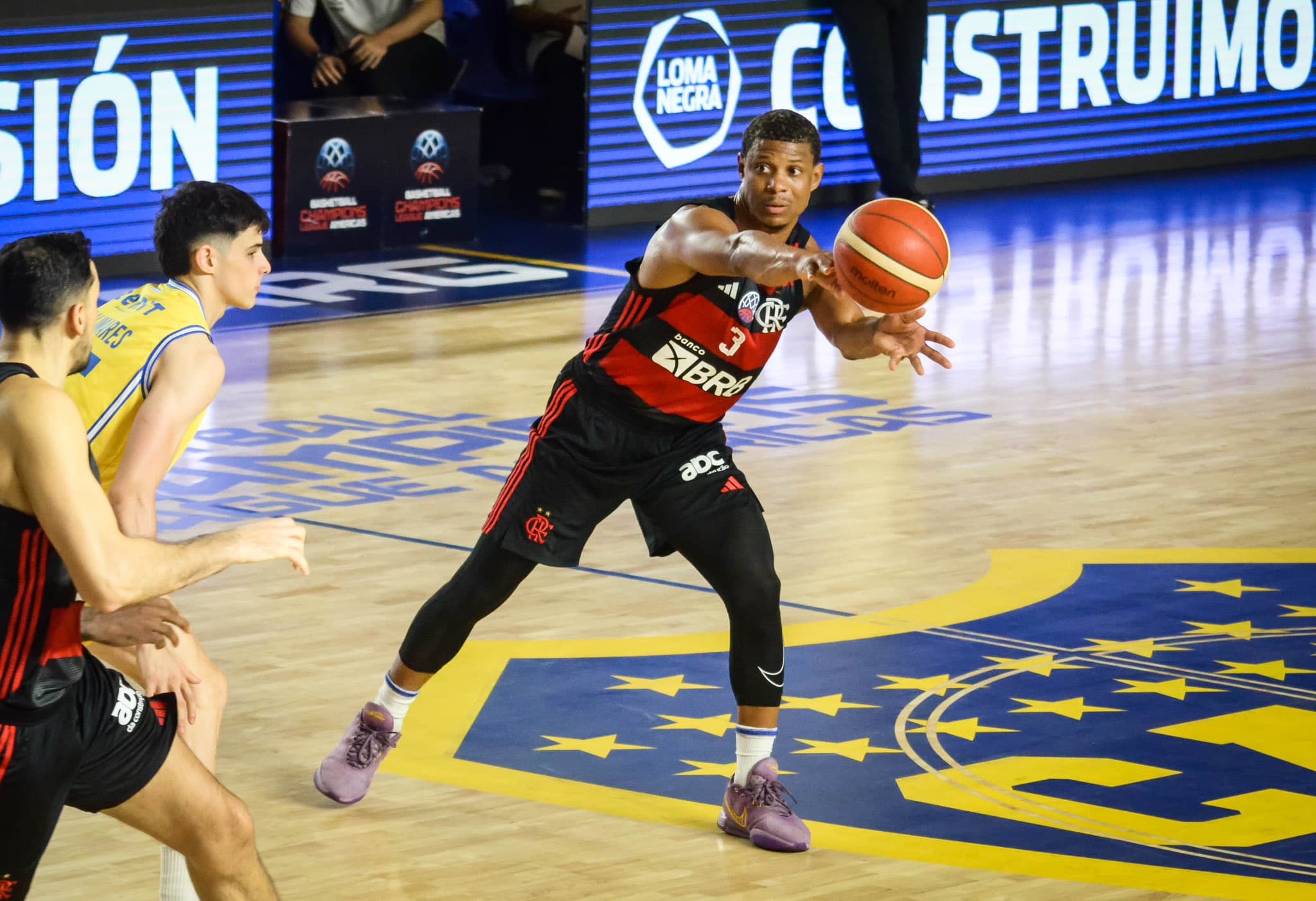 Scott Machado dá bela assistência pelo Flamengo na Champions League Américas