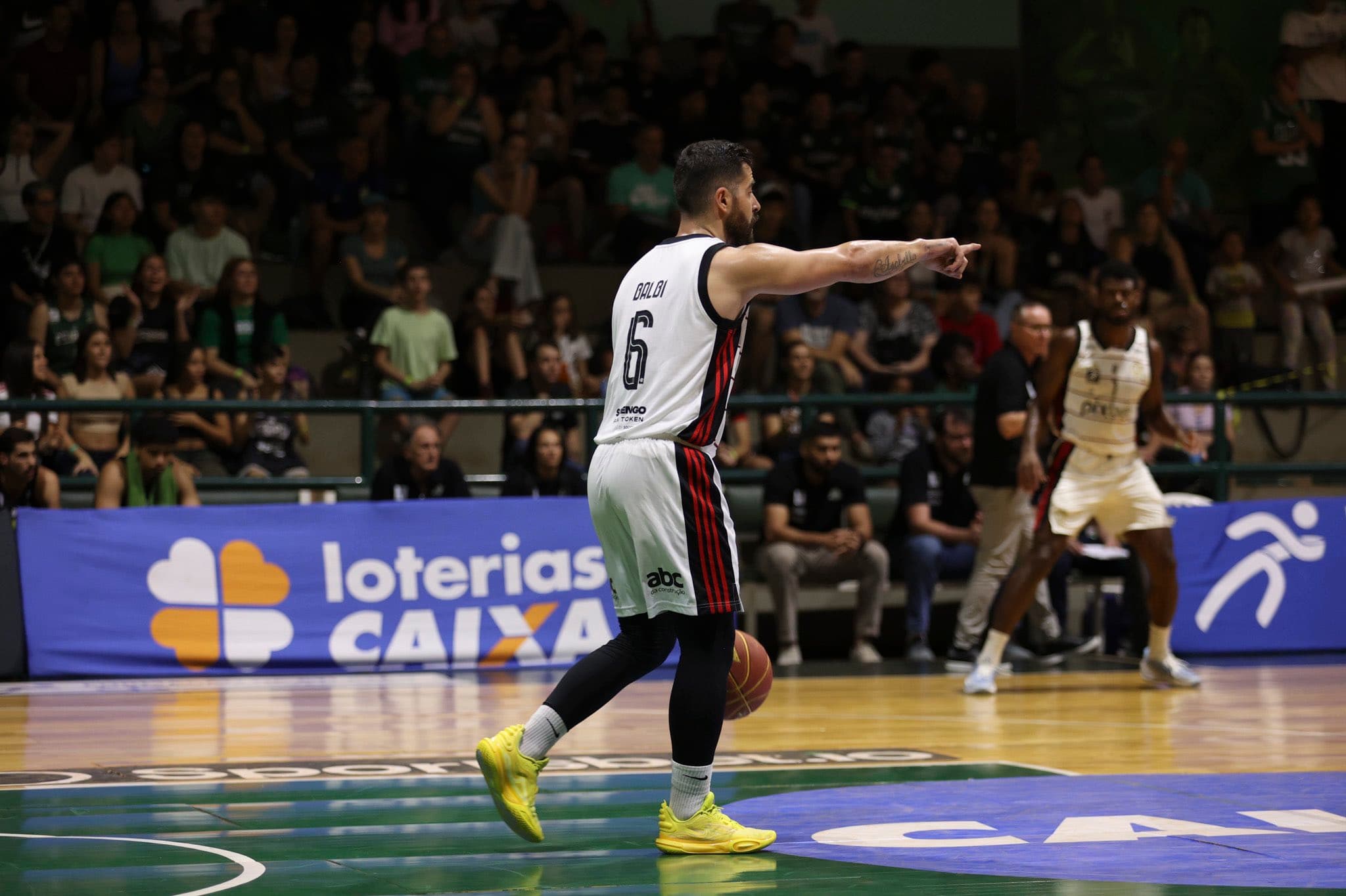 Franco Balbi carrega bola ao ataque do Flamengo no último jogo contra o Cerrado Basquete