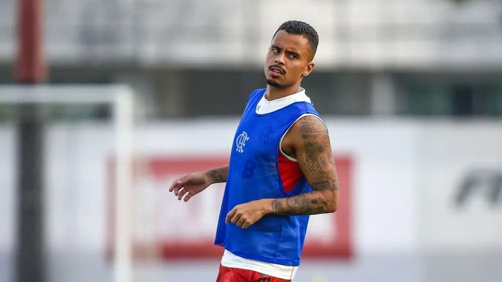 Allan em treino do Flamengo; atleta está com dengue e será desfalque