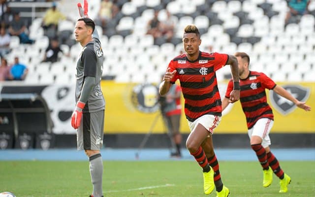 Bruno Henrique fez sua estreia contra o Botafogo, rival do jogo de hoje a noite, e desde então recebeu a alcunha de "Rei dos clássicos".