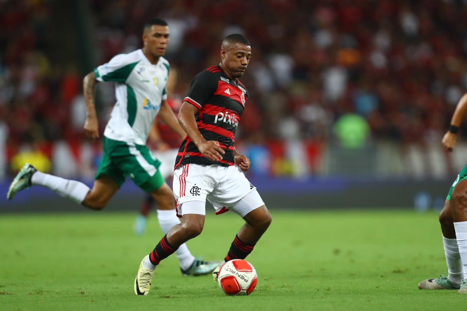 De La Cuz em Flamengo x Boavista. Cléber Xavier, auxiliar de Tite, exaltou atuação do atleta na vaga de Gerson