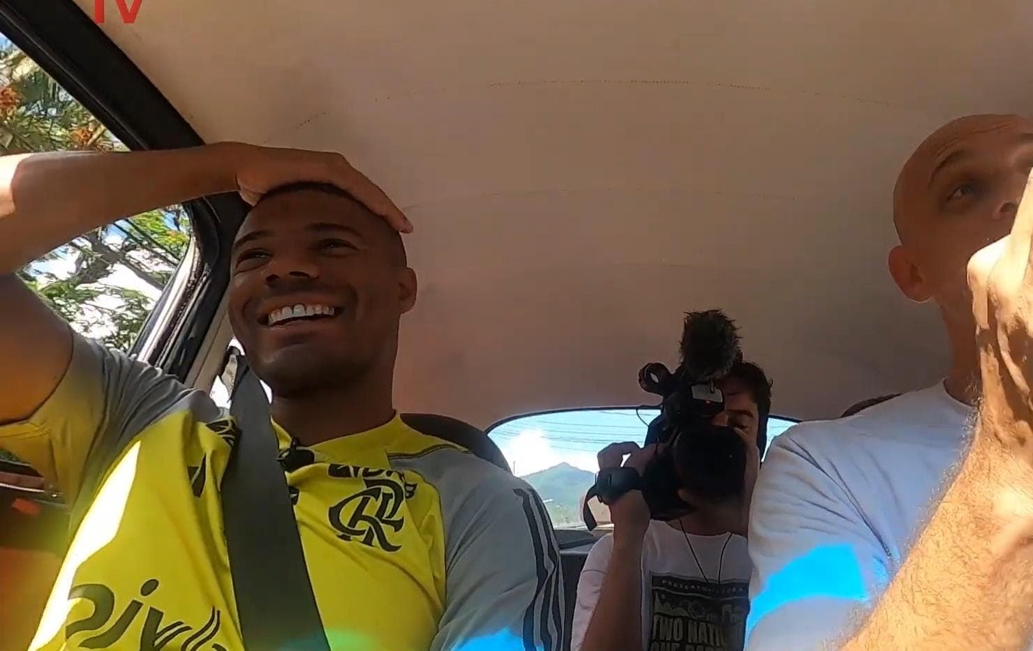 De La Cruz vai ao Ninho de carona com Smigol