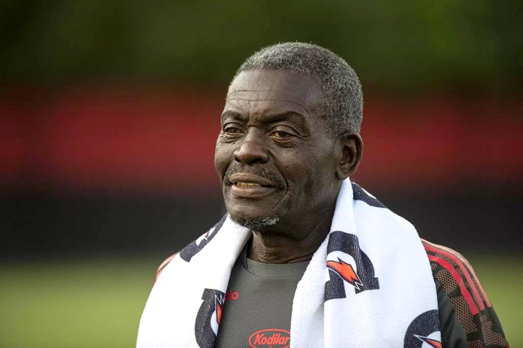 Denir em treinamento do Flamengo no Ninho do Urubu; lendário massagista recebeu espaço em sua homenagem no CT
