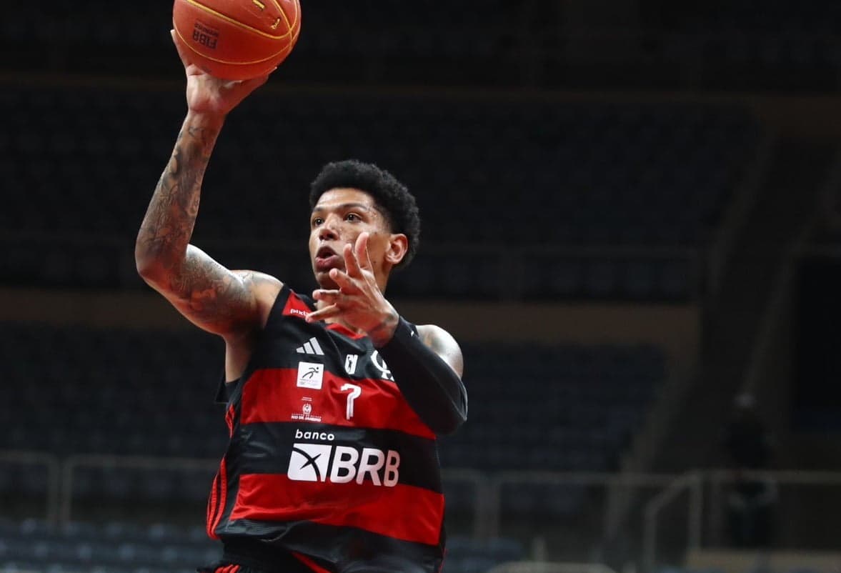 Didi Louzada, ala e armador do basquete do Flamengo, festeja boa fase