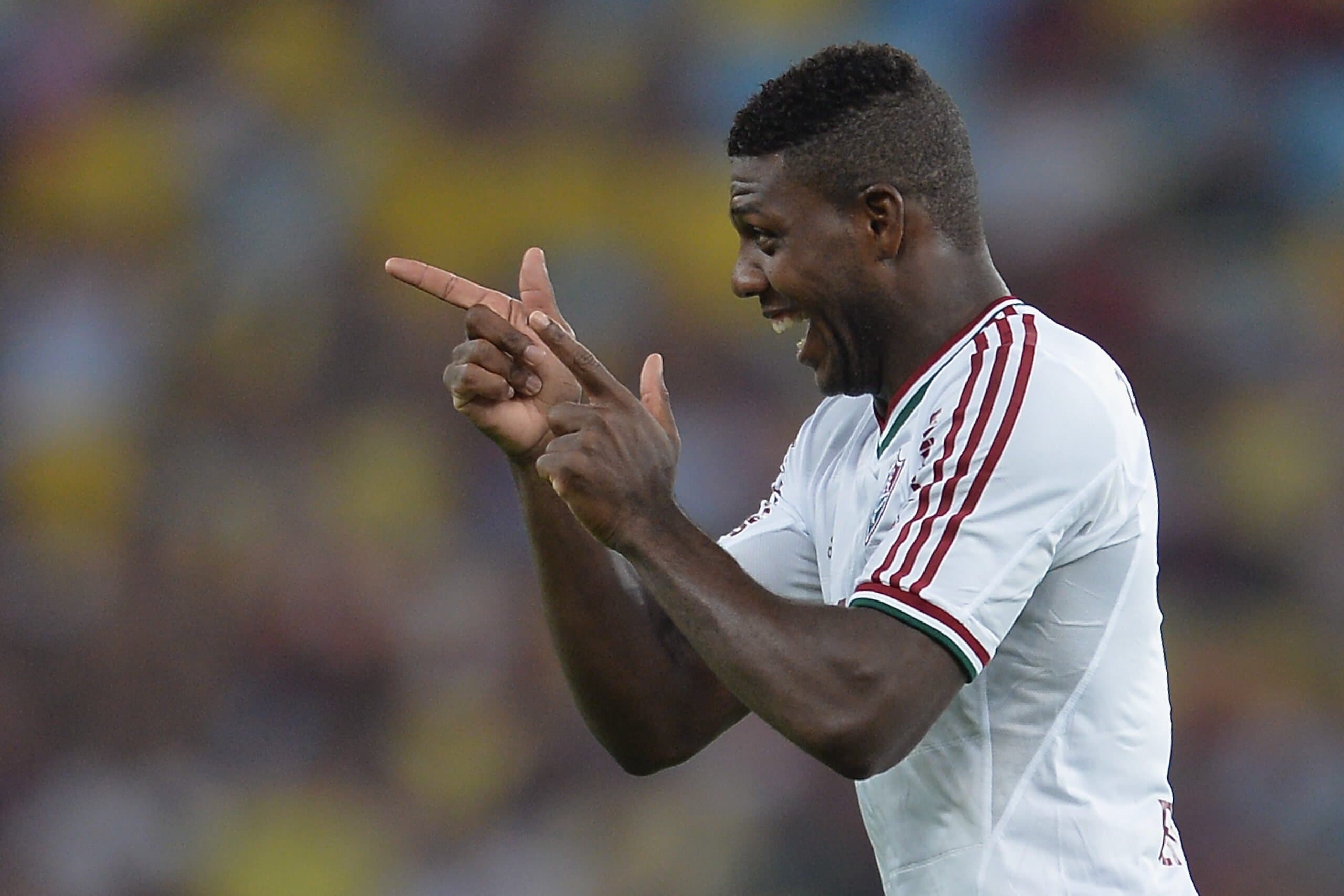 Elivélton comemora gol com a camisa do Fluminense