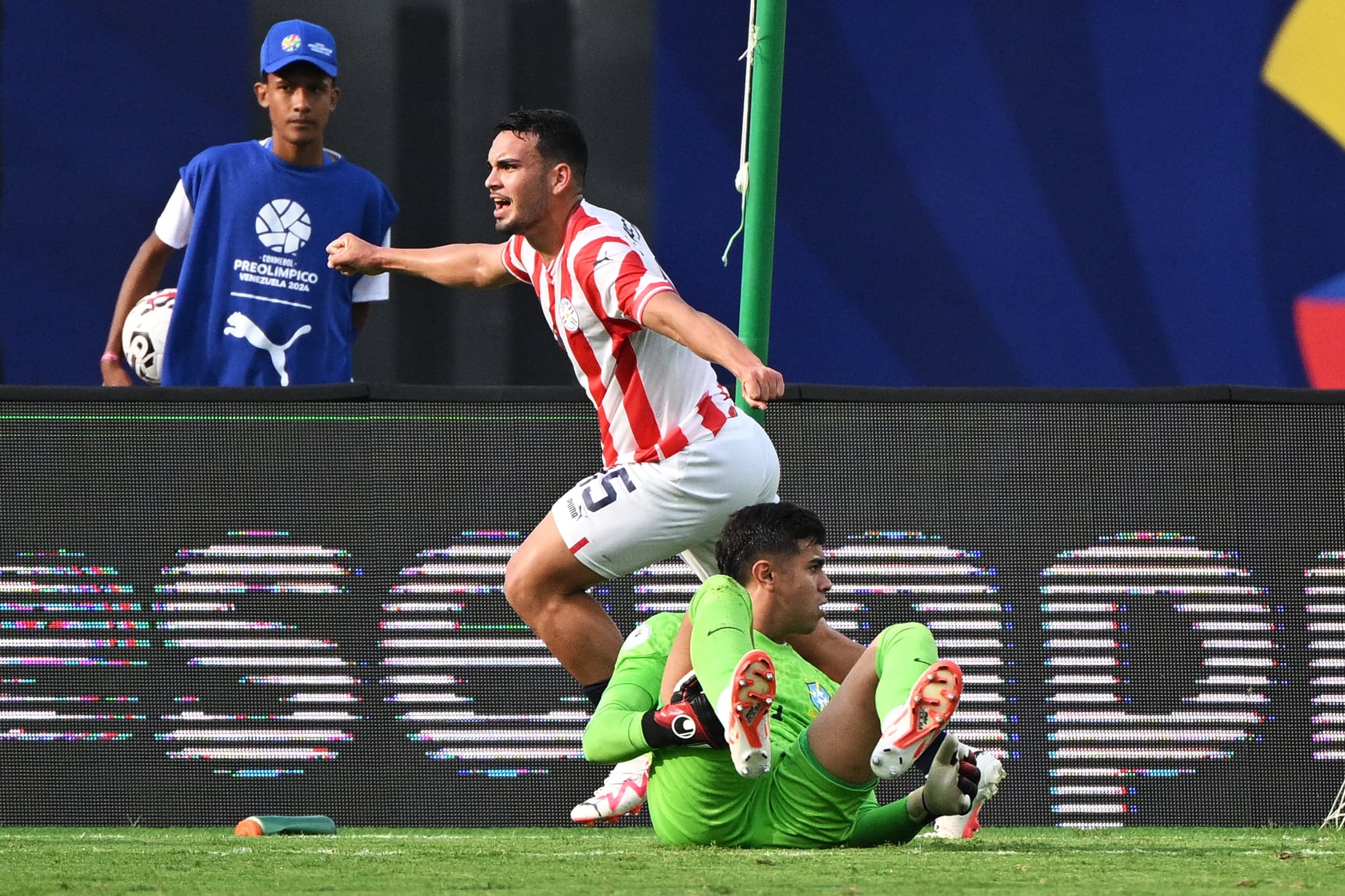 Fabrizio Peralta, ex-Flamengo, marca e complica Seleção Brasileira no Pré-Olímpico