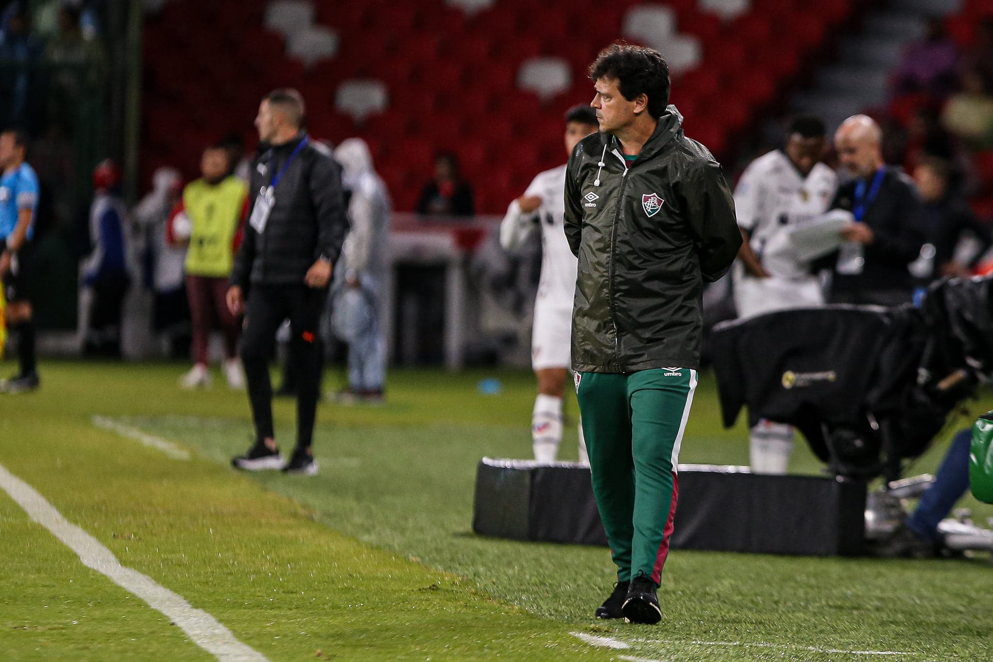 Fernando Diniz em campo na final da Recopa; treinador falou sobre a lesão de Marcelo