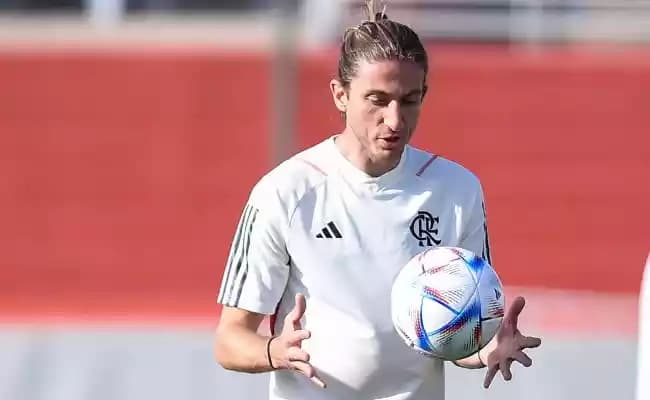 Filipe Luís em treinamento do Flamengo; treinador do sub-17 ganhou reforço de Lipão