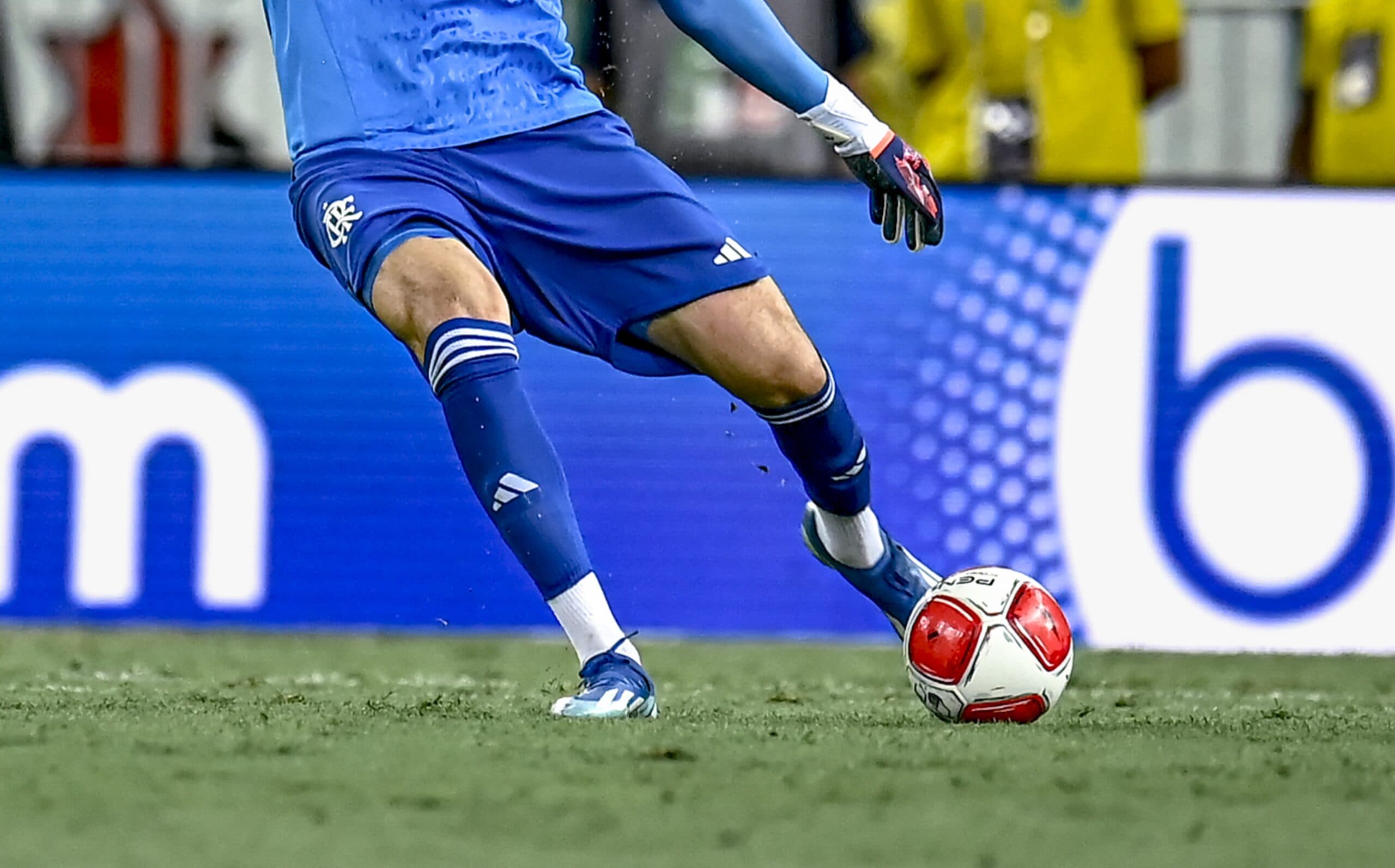 Goleiro do Flamengo chuta a bola do Campeonato Carioca no Maracanã; assim como Tite, Matheus Cunha criticou bola e gramado do estádio