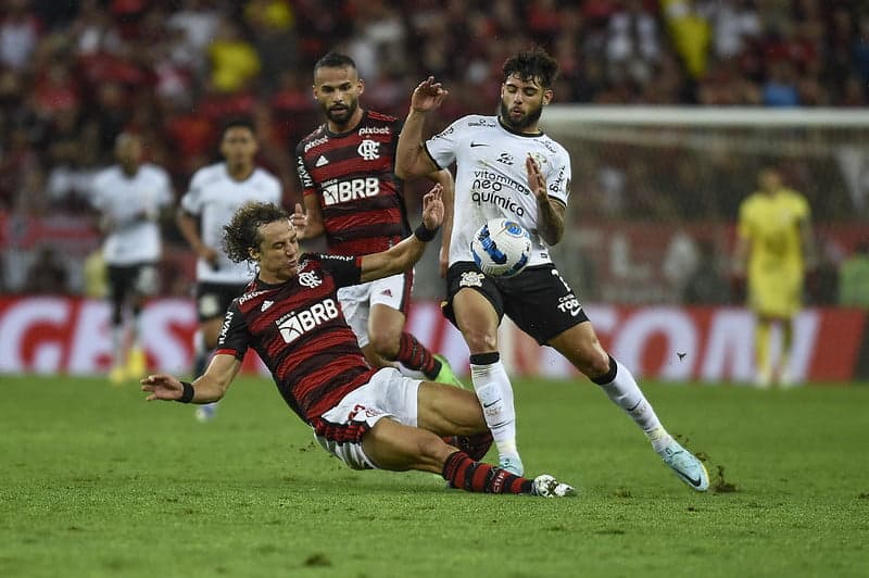 Yuri Alberto e David Luiz em Flamengo x Corinthians; clube paulista pode atrapalhar acordo de clubes da Libra com a Globo e fechar com a LFF