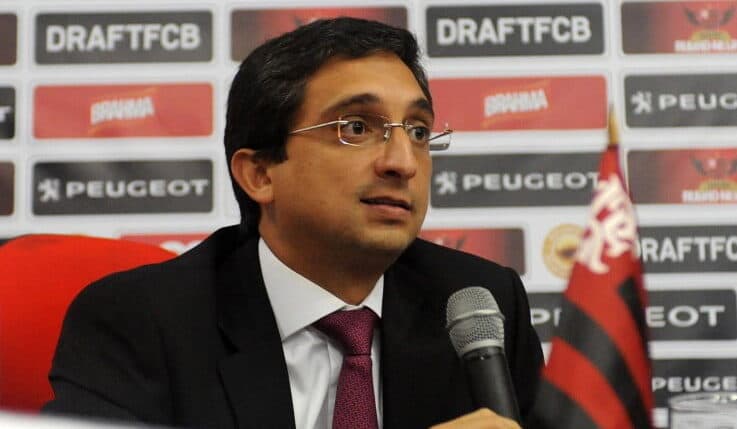 Flávio Willeman em coletiva no Flamengo em 2016, quando era vice-presidente jurídico; dirigente negou participação em chapa de Bap