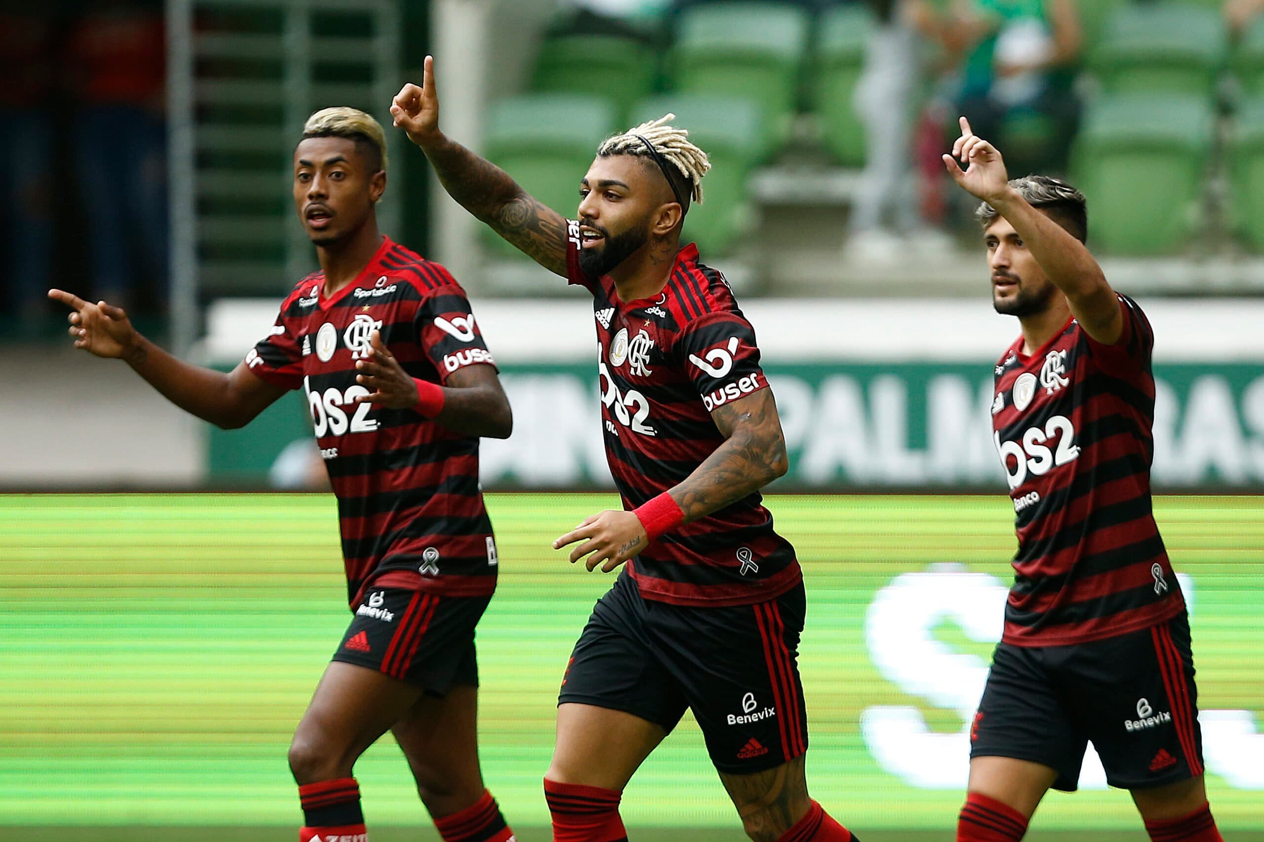 Gabigol Bruno Henrique e Arrascaeta comemora gol do Flamengo em 2019; trio de ídolos rubro-negros aparecem em ranking de pênaltis sofridos desde 2015 no Brasil