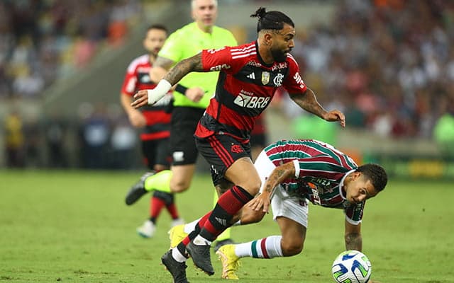 Gabigol dribla Guga em Flamengo x Fluminense;