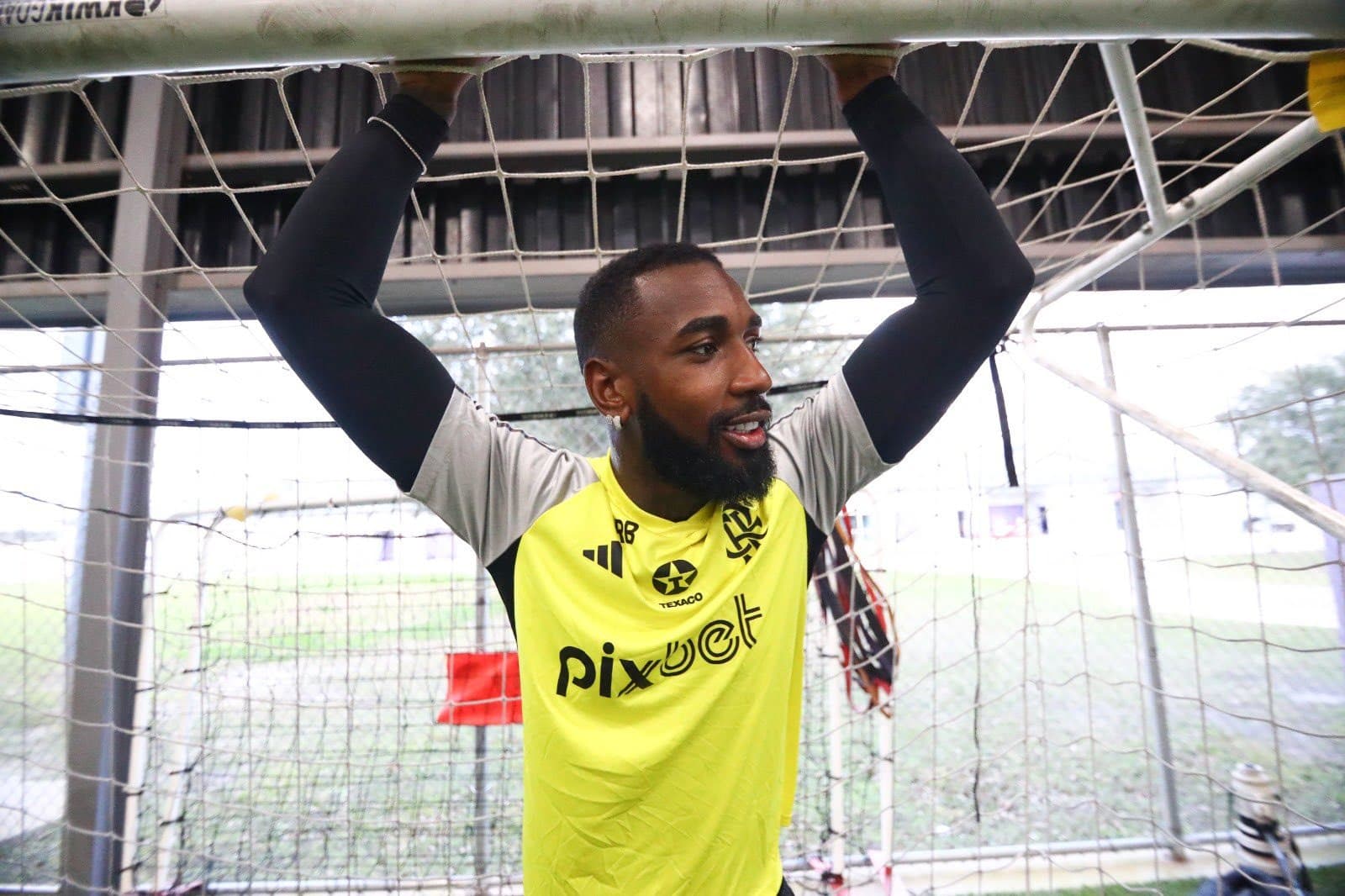 Gerson em treino do Flamengo; Clube estipula prazo de retorno do meia entre fim de abril e início de maio
