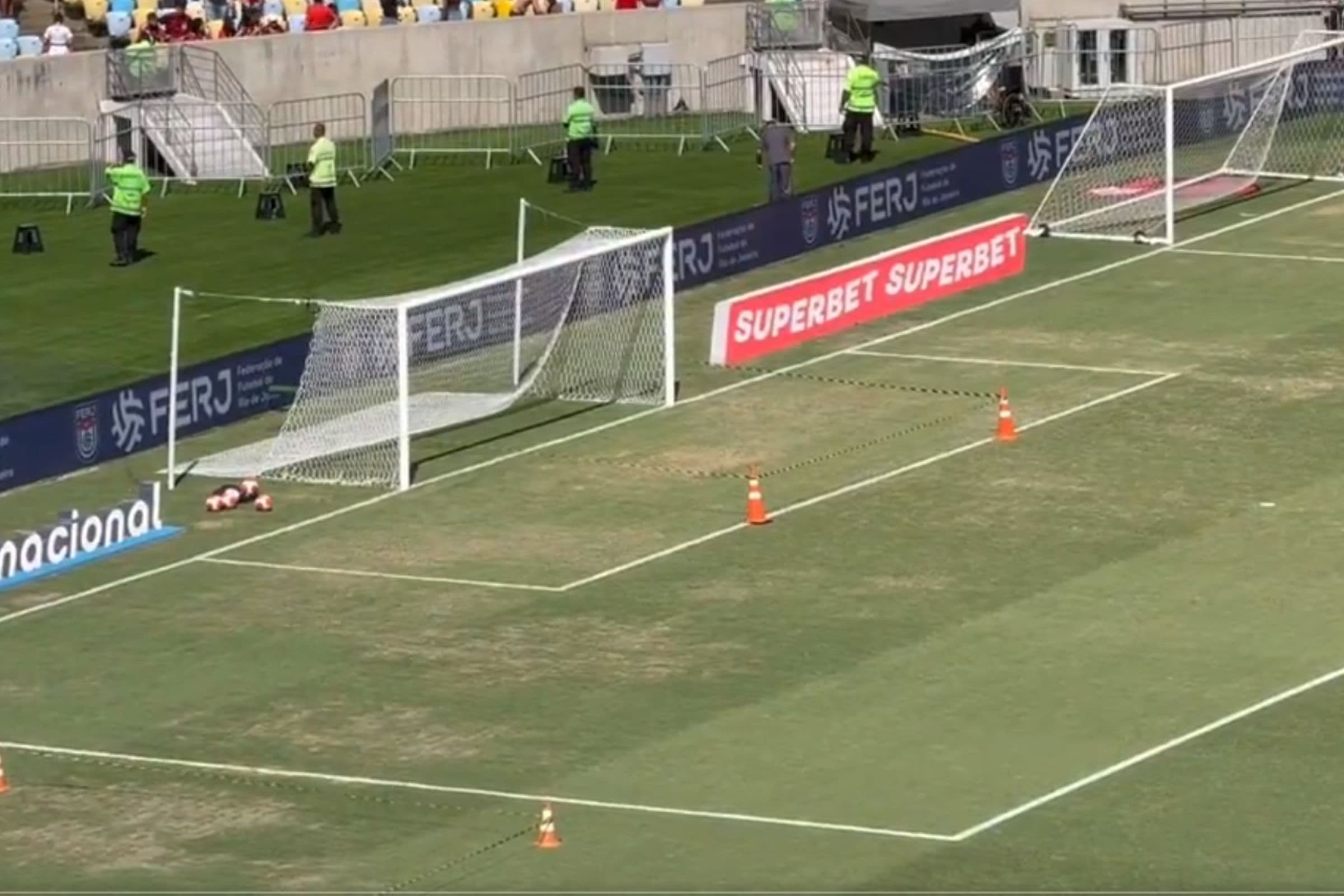 Gramado do Maracanã é alvo de críticas para Flamengo e Fluminense nos primeiros jogos do ano