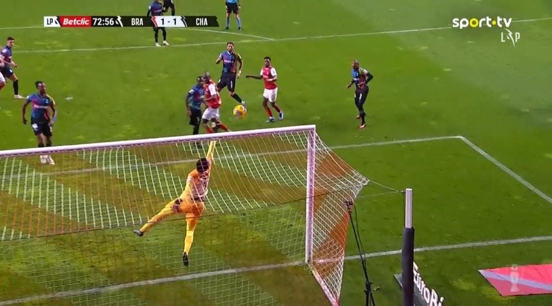 Hugo Souza faz defesa espetacular em cabeceio de Al-Musrati