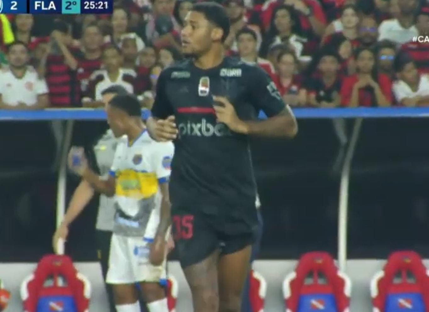 Rayan Lucas entrando em campo para jogar Flamengo x Sampaio Corrêa