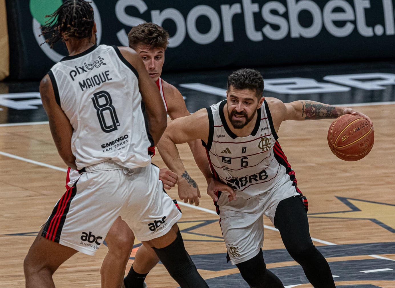 Franco Balbi carrega bola para armar time do Flamengo no Basquete; Mengão venceu o Cerrado pelo NBB