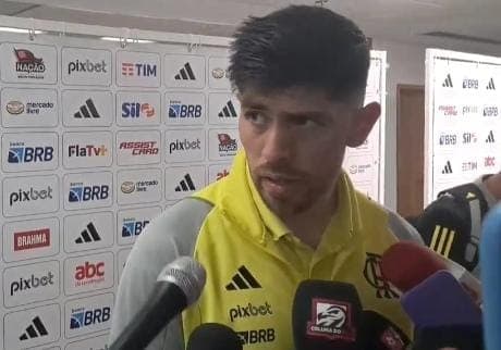 Agustín Rossi falando com a imprensa no Maracanã após Flamengo x Vasco