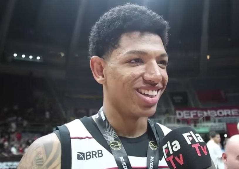 Didi Louzada sorri em entrevista à Fla TV após título do Super 8