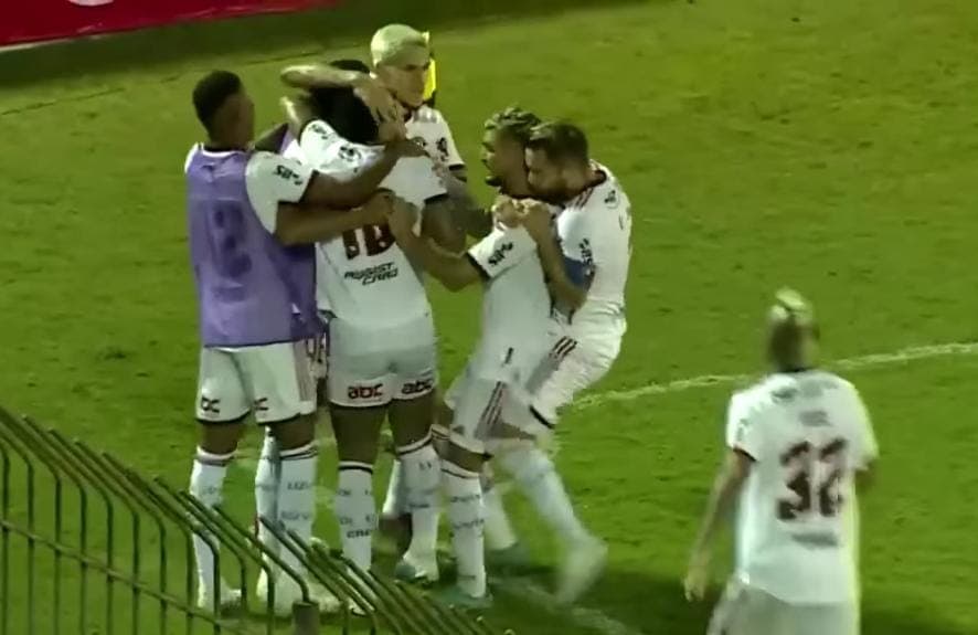 Jogadores do Flamengo comemoram gol de Gabigol contra o Volta Redonda, pelo Carioca 2023