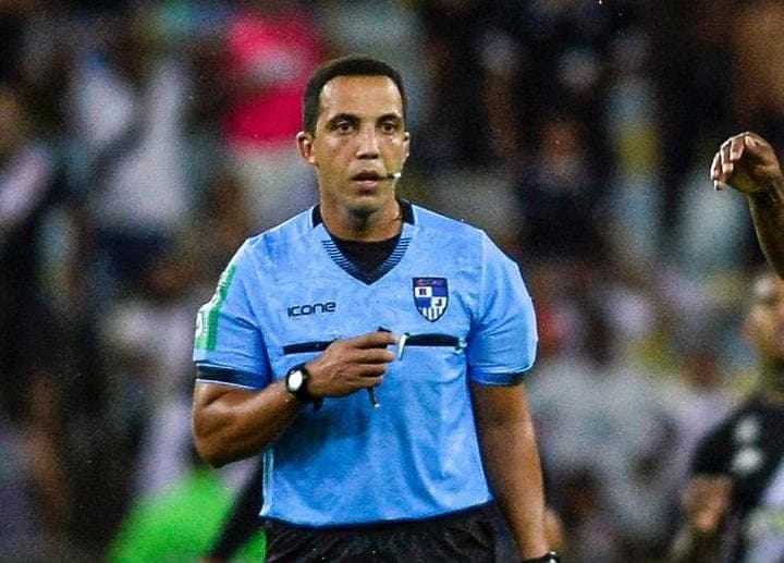 Felipe Paludo apitando Flamengo x Vasco no Carioca 2022
