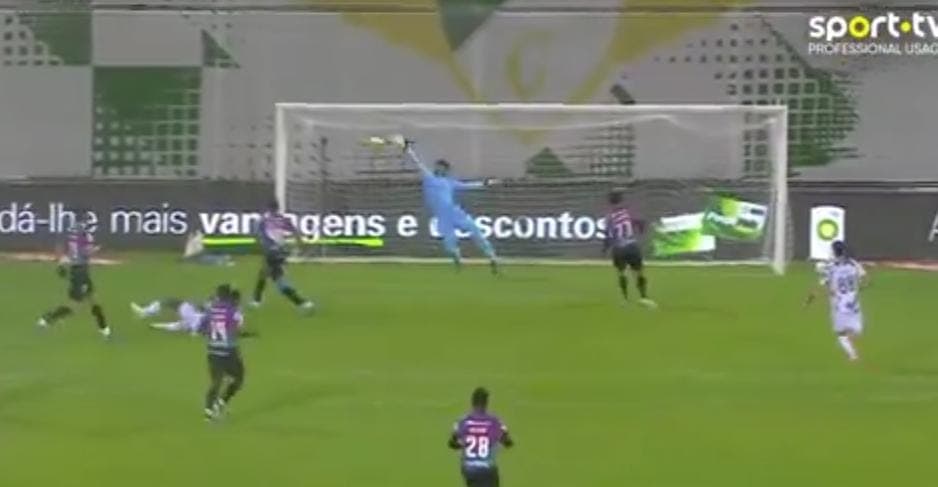 Hugo Souza faz linda defesa contra o Moreirense