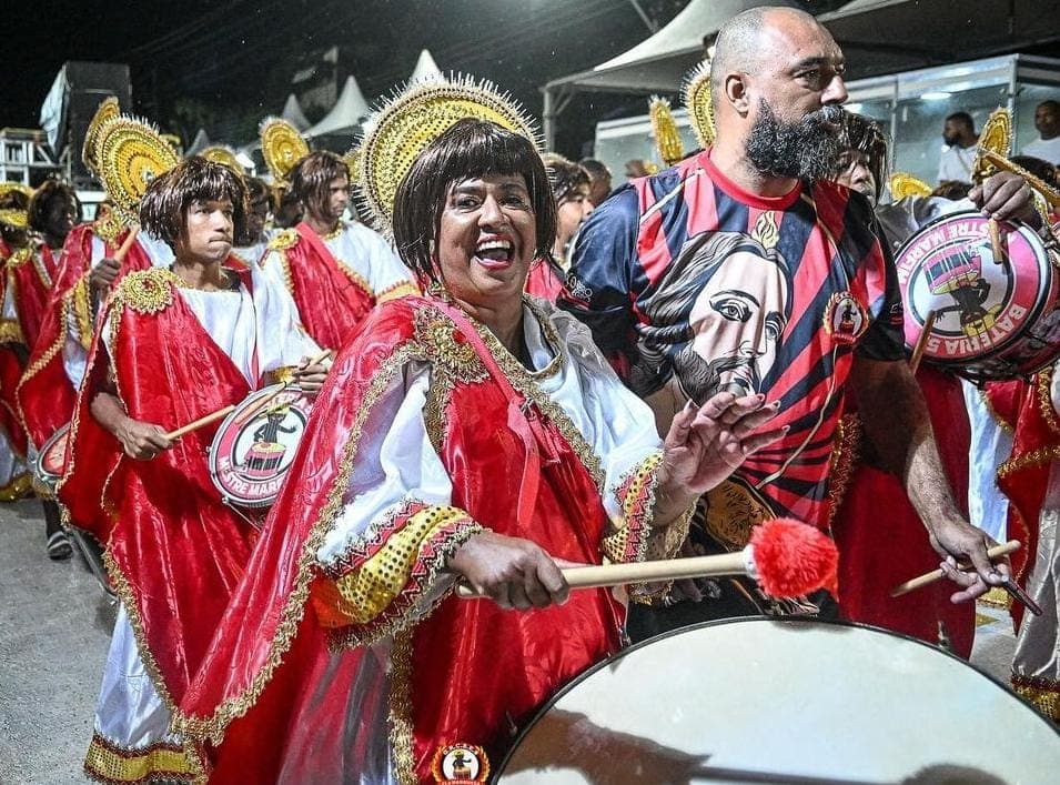 Bateria da Fla Manguaça durante desfile campeão da Série Bronze em 2023