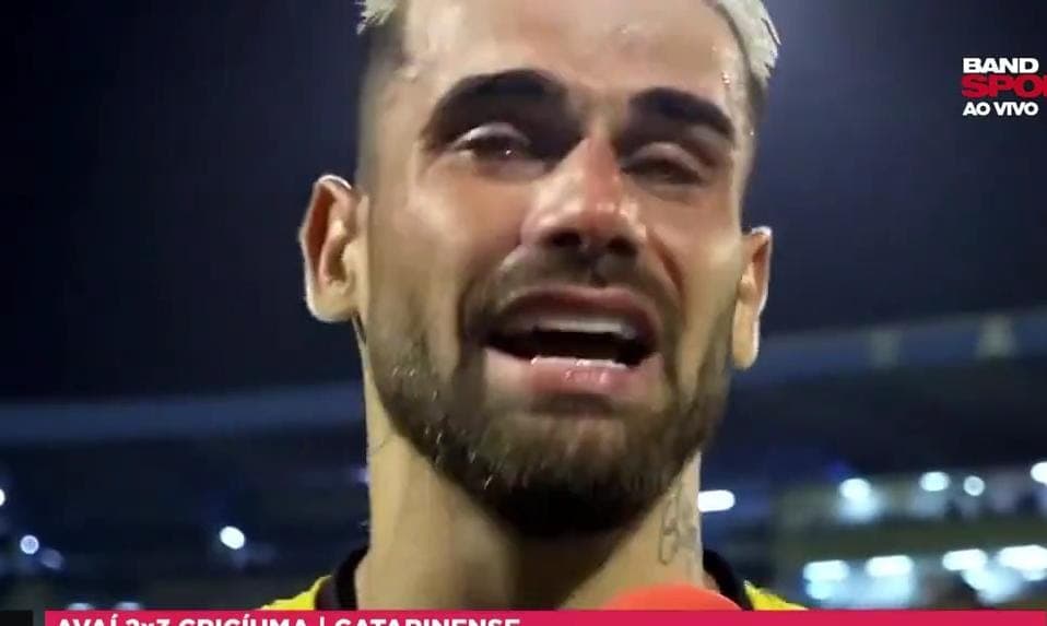 Felipe Vizeu chora após fim de jogo do Criciúma por morte do pai