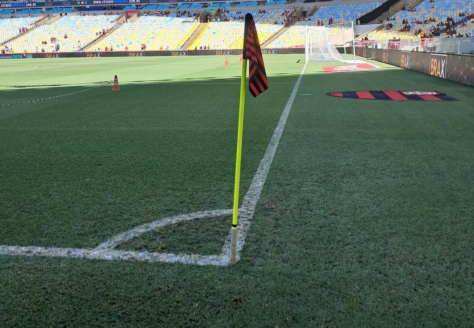 Campo do Maracanã no dia do jogo entre Flamengo e Volta Redonda, pelo Estadual