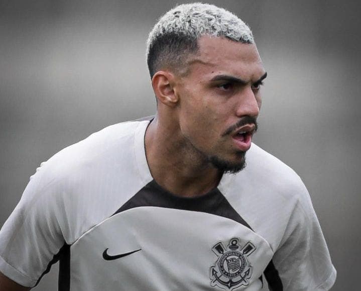 Matheuzinho em ação pelo Corinthians. Ex-jogador do Flamengo perdeu gol contra o Bragantino pelo Brasileirão.