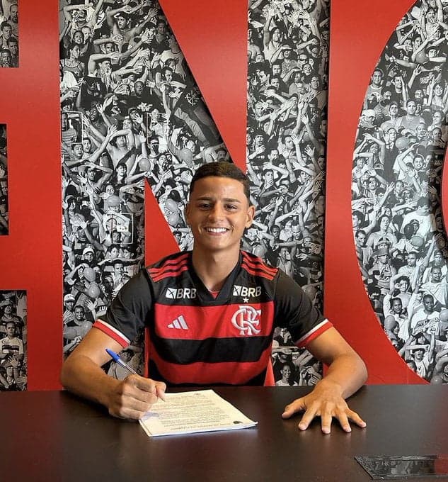 Kaio Nóbrega, volante de apenas 16 anos, assinou contrato com o Flamengo com multa rescisória milionária. O vínculo é valido até fevereiro de 2027