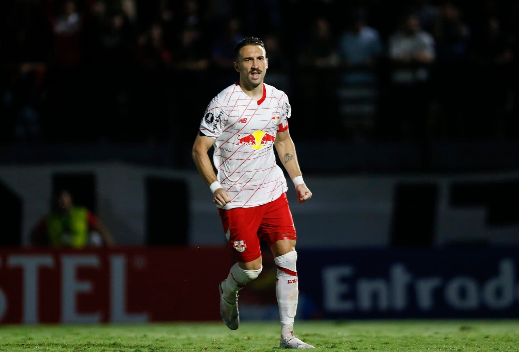 Léo Ortiz em campo pelo Bragantino; Flamengo fará úçltima reunião nesta quarta-feira