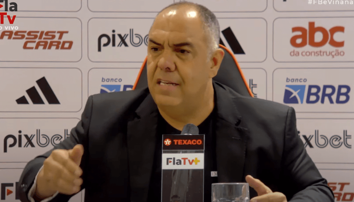 Marcos Braz em coletiva no Ninho do Urubu; dirigente falou sobre negociação com o Bragantino por Léo Oritz