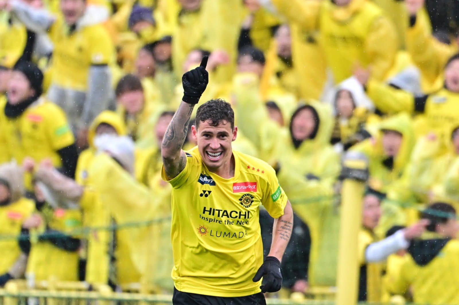 Matheus Sávio comemora golaço pelo Kashiwa Reysol